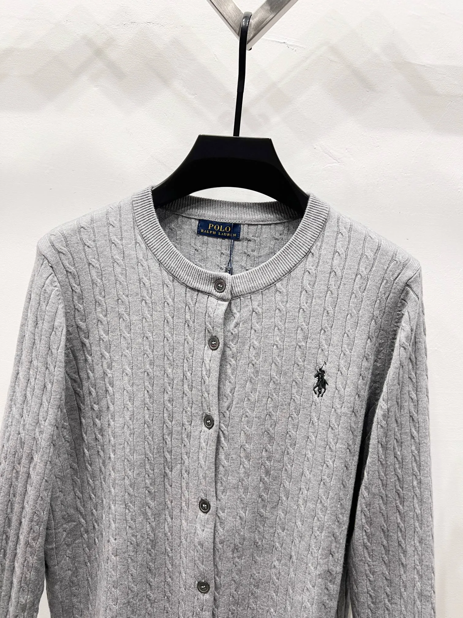 P180 Style number: (Q054) Ralph Lauren classic round neck solid color pony embroidered logo knitted cardigan long sleeves Ralph Lauren classic basic versatile twist knitted cardigan long sleeves Main supply platform live broadcast Wholesale entities Replenish when out of stock Not removed from the shelves Quality 1:1 version Complete three labels Correct version of pony logo Imported quality cotton yarn Focus on high-end Cost-effective Good quality Needless to say Zhao Lusi's same style is really amazing. It's so sweet. I'm so pretty. This cardigan is really good-looking. The upper body is simple and easy to wear. It's a must-have for goddess ootd. Good-looking clothes are never picky. A must-have in the wardrobe of goddesses. Size: S-XL. Color: black, apricot, gray, navy blue, red, white.